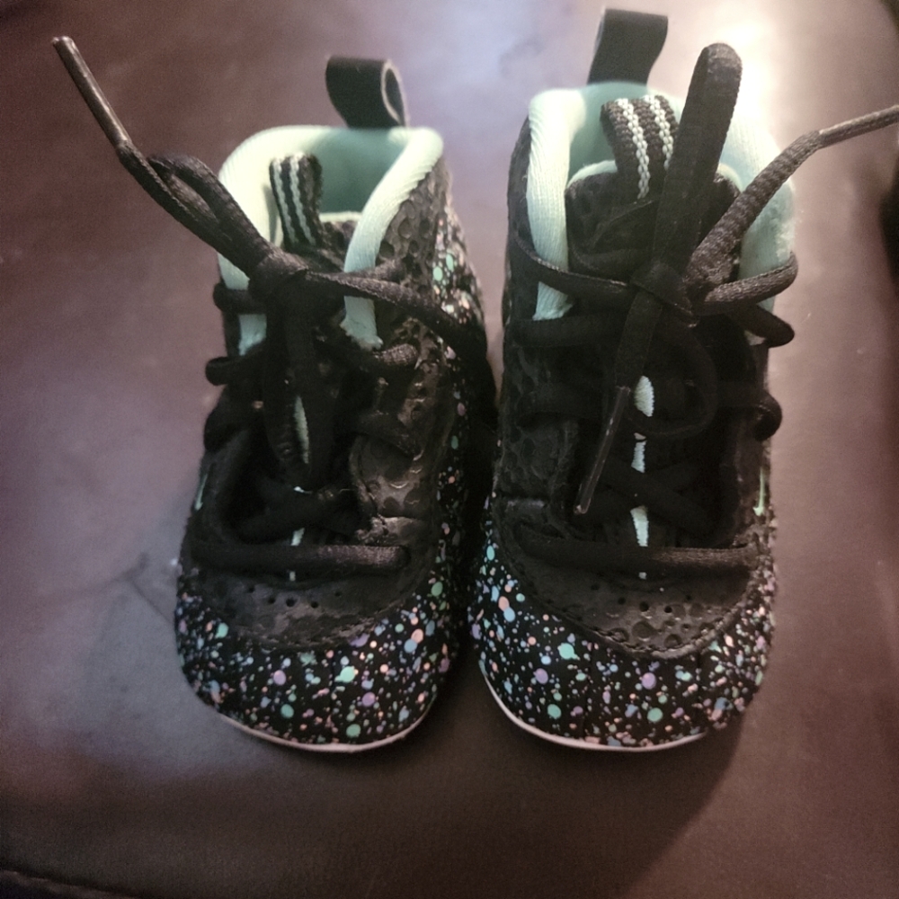 Nike lil black green glow infant booties